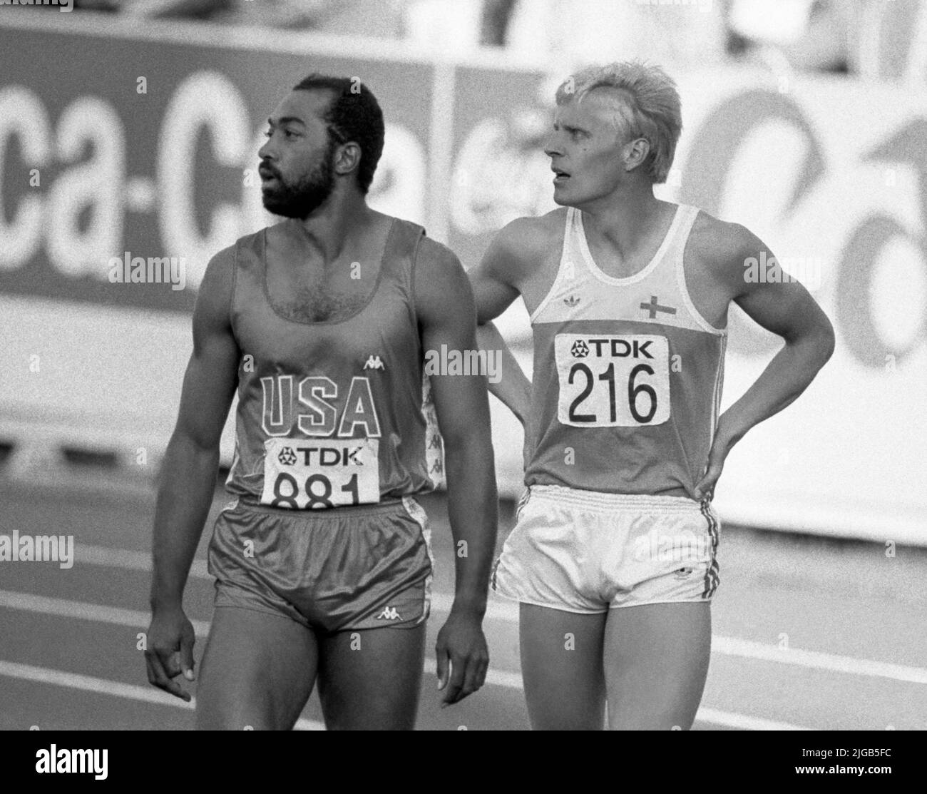 IAAF LEICHTATHLETIK-WELTMEISTERSCHAFT HELSINKI 1983GREG FOSTER USA und Arto Bryggare Finnland warten auf ihre Zeit nach 110 m Hürdenlauf Stockfoto