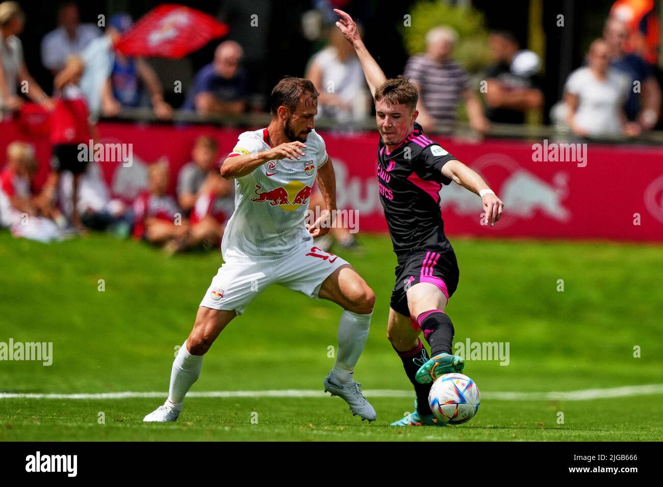 Anif - Andreas Ulmer von RB Salzburg, Patrik Walemark von Feyenoord während des Spiels zwischen RB Salzburg und Feyenoord im Sportzentrum Anif am 9. Juli 2022 in Anif, Österreich. (Box zu Box Pictures/Tom Bode) Stockfoto