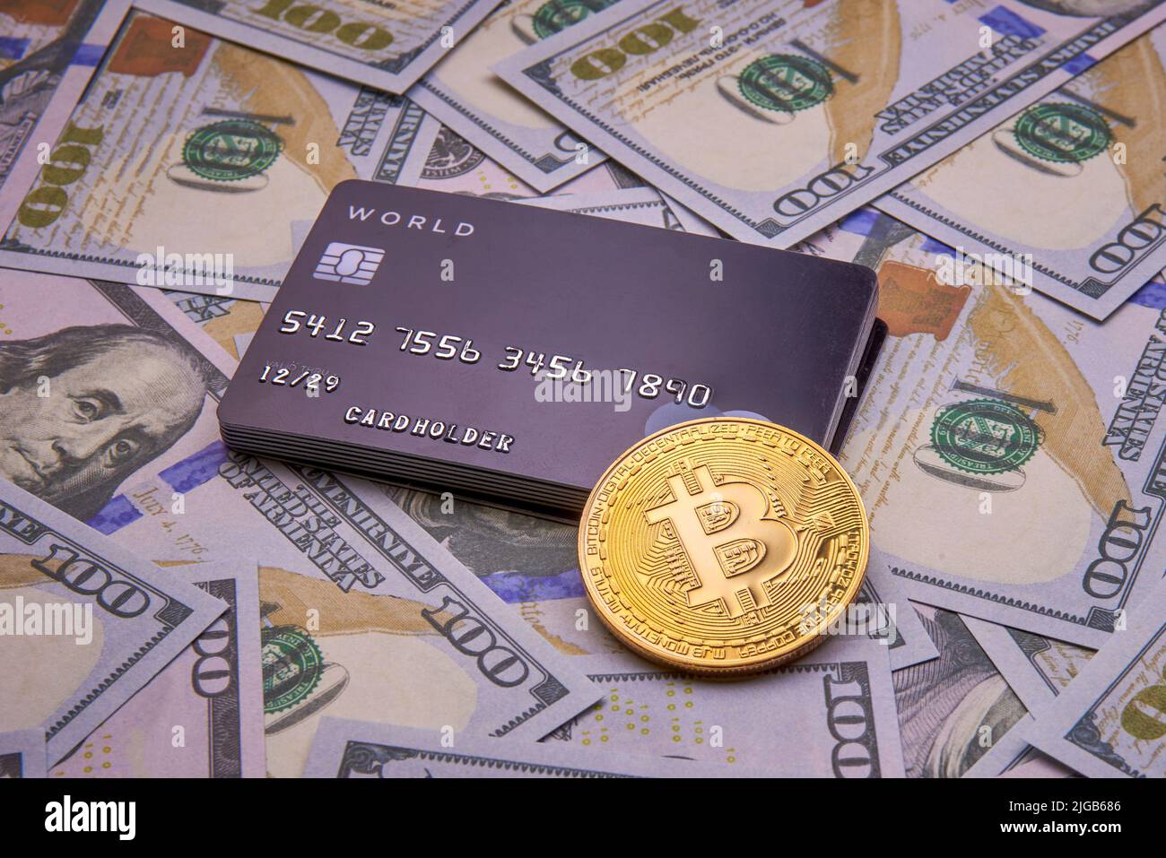 goldmünze Bitcoin und Kreditkarte auf Geldhintergrund Stockfoto