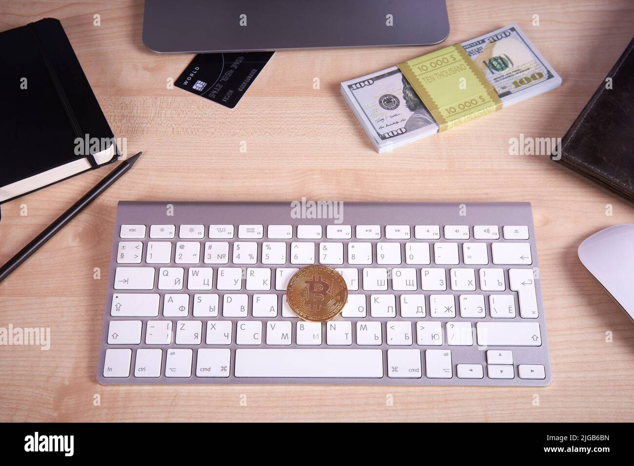 goldmünze Bitcoin auf weißer Tastatur Stockfoto