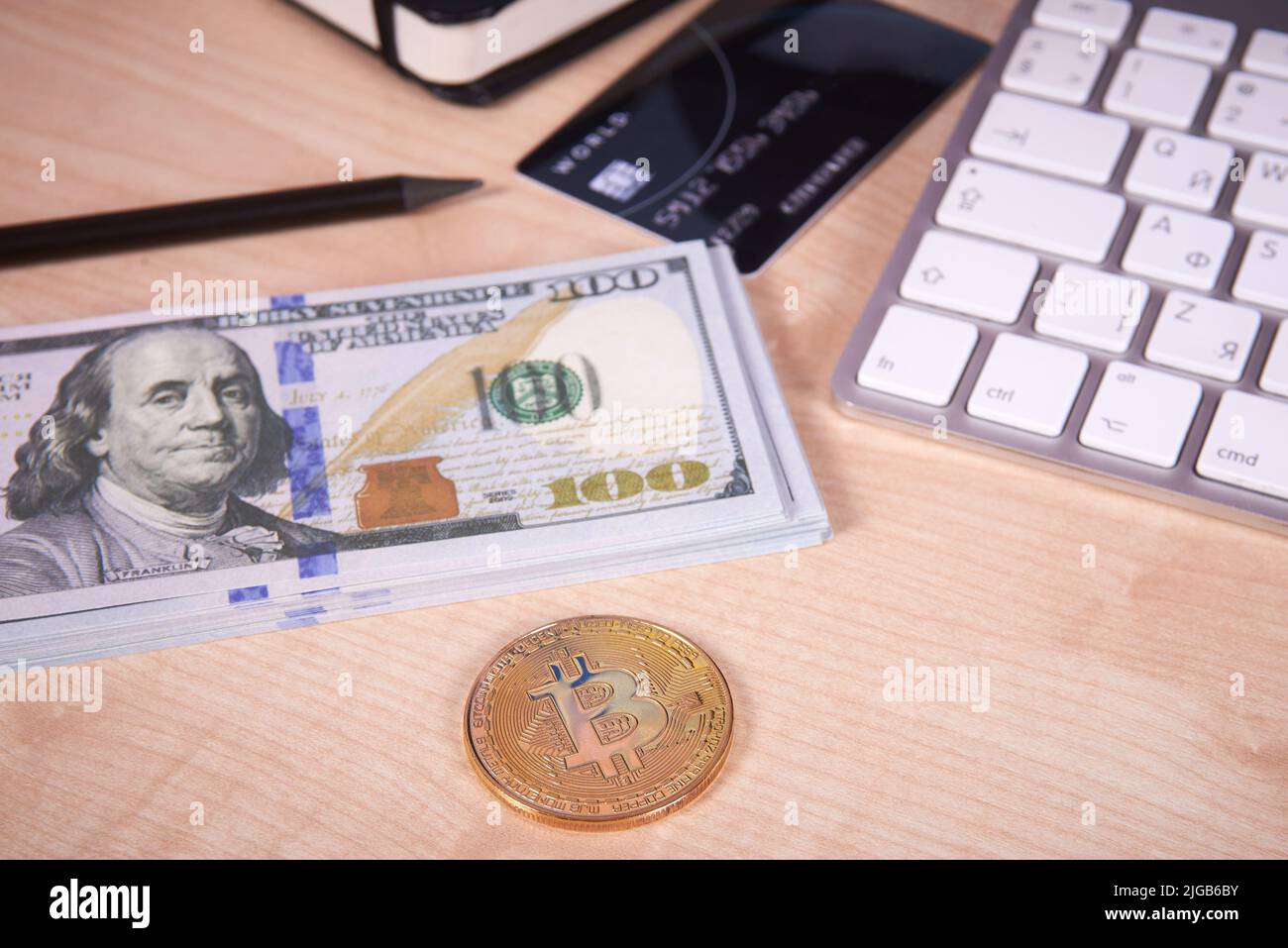goldmünze Bitcoin und Geld auf dem Tisch Stockfoto