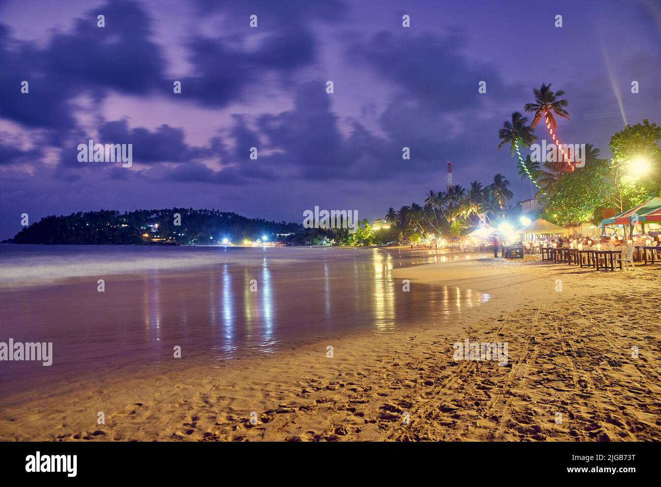 Cafés, Restaurants und Nachtclubs am Ufer des Indischen Ozeans in Sri Lanka bei Nacht Stockfoto