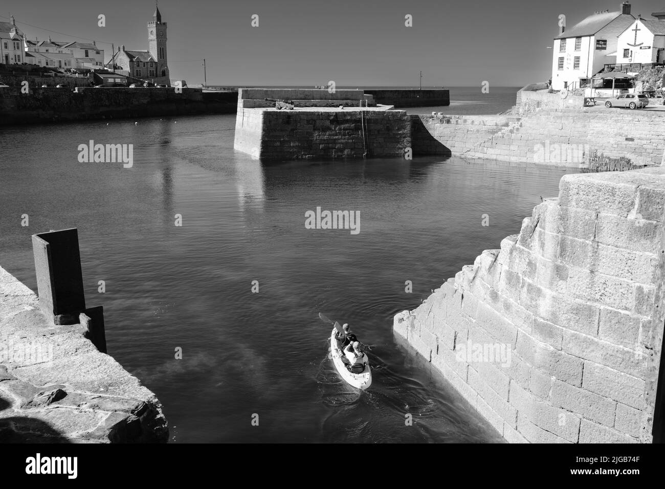 Kajak verlässt den Hafen in Porthleven, Cornwall Stockfoto