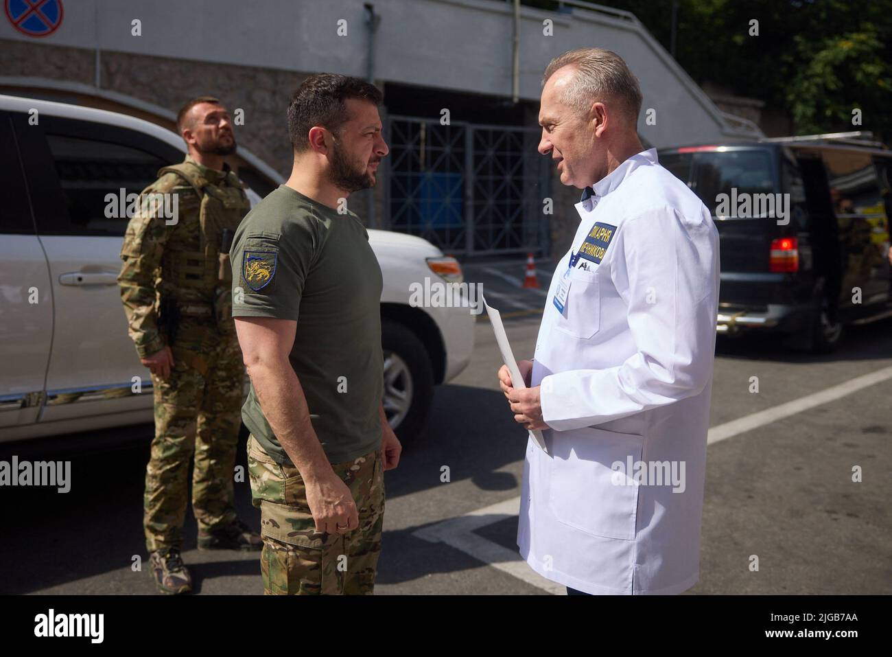 Der ukrainische Präsident Wolodymyr Zelenskyy, 2. links, wird von Dr. Serhiy Ryzhenko, rechts, begleitet, als er sich während eines Besuchs im Mechnikov-Krankenhaus am 8. Juli 2022 in Dnipro, Dnipropetrowsk, Ukraine, mit verletzten Kriegern trifft. Foto des ukrainischen Ratsvorsitzes via ABACAPRESS.COM Stockfoto