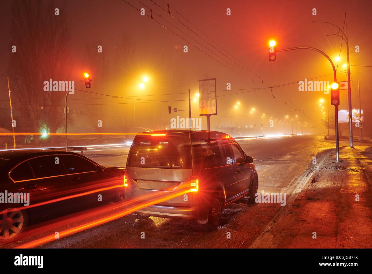 Ampel in einer nebligen Nachtstadt Stockfoto