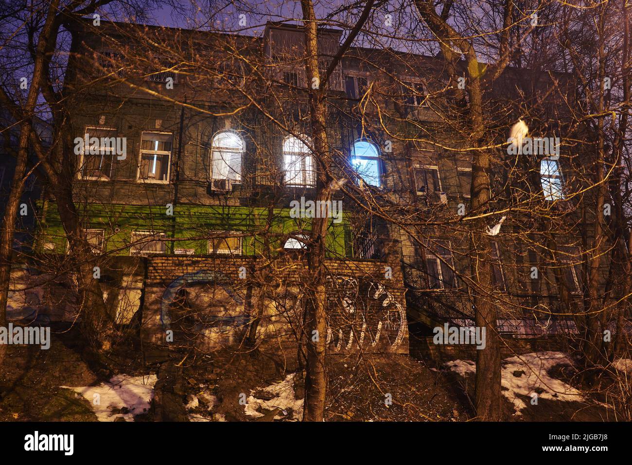 Altes schreckliches Gebäude in Kiew in der Nacht Stockfoto