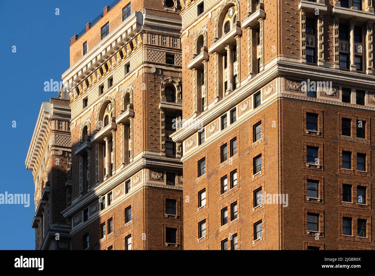 Archtektonische Details eines Gebäudes aus der Vorkriegszeit in Midtown bei Sonnenuntergang. Manhattan, New York City Stockfoto