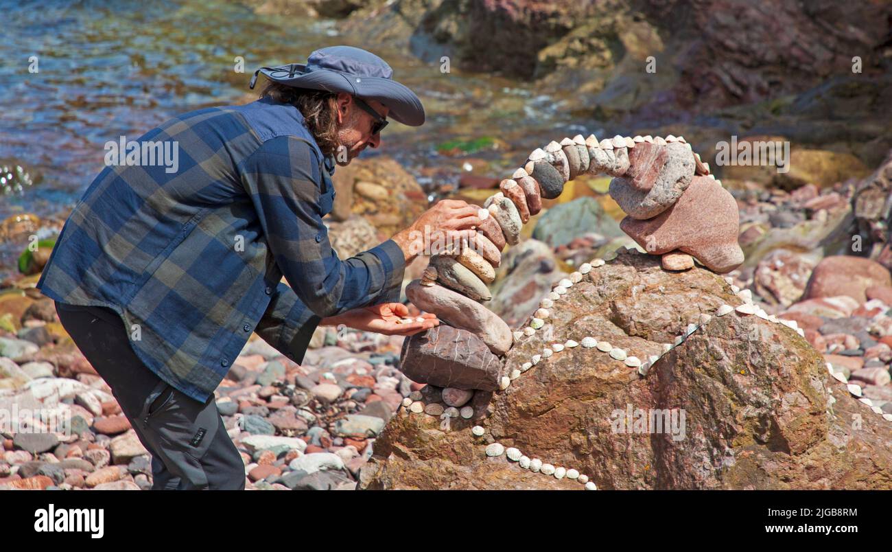 Steinstapeleuropameisterschaft Tag 1. 9.. Juli 2022. Eye Cave Beach, Dunbar, East Lothian, Arch Building Competition. Bild: Pedro Duran aus Cdiz, Spanien mit seiner fertigen Struktur aus Bogenstein Quelle: Arch White/alamy Live News Stockfoto