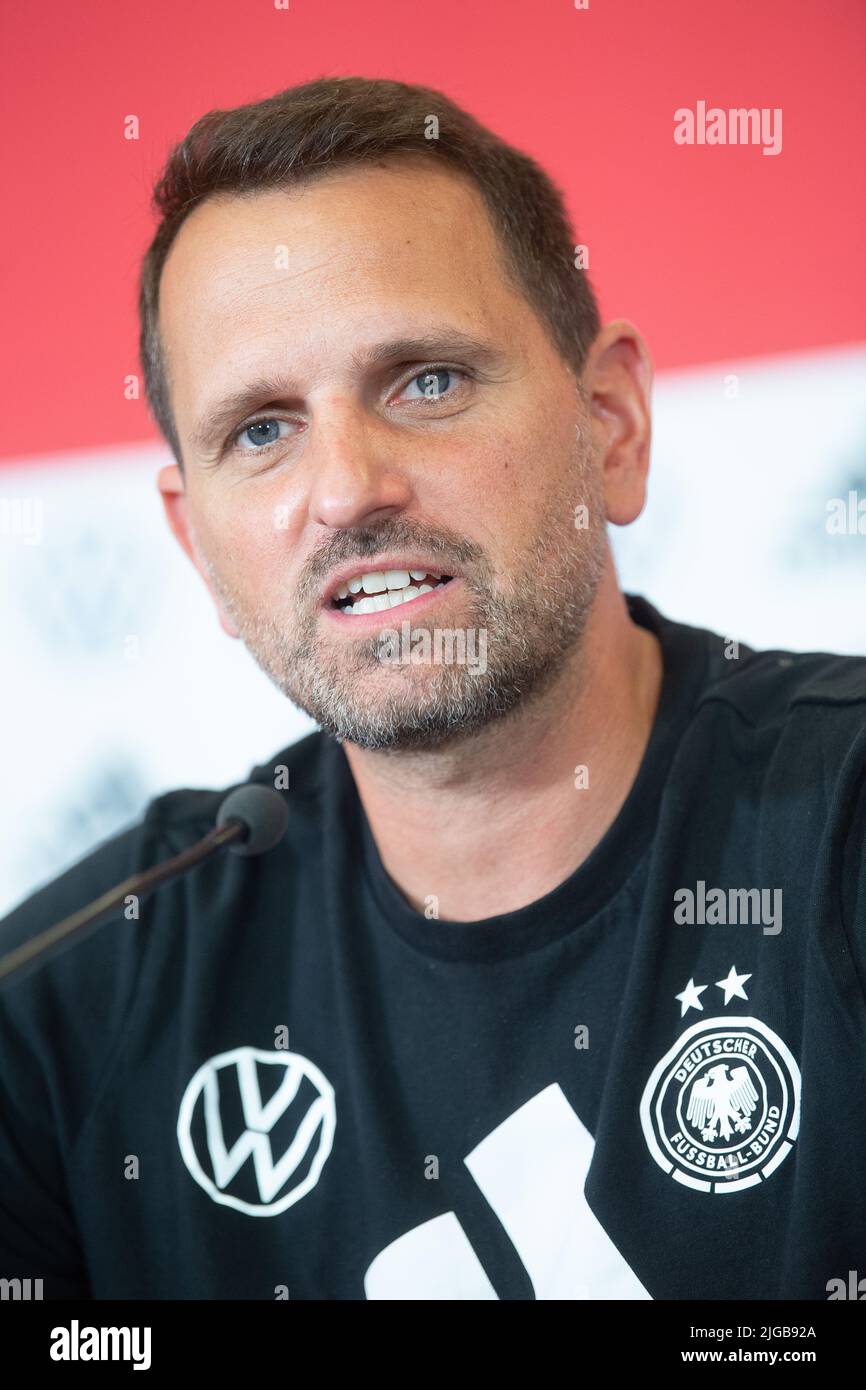 London, Großbritannien. 09.. Juli 2022. Fußball: Nationalmannschaft, Frauen, Euro 2022, Pressekonferenz Deutschland: Panagiotis 'Joti' Chatzialexiou, Sportdirektor Nationalmannschaften des Deutschen Fußballverbands (DFB), spricht. Quelle: Sebastian Gollnow/dpa/Alamy Live News Stockfoto