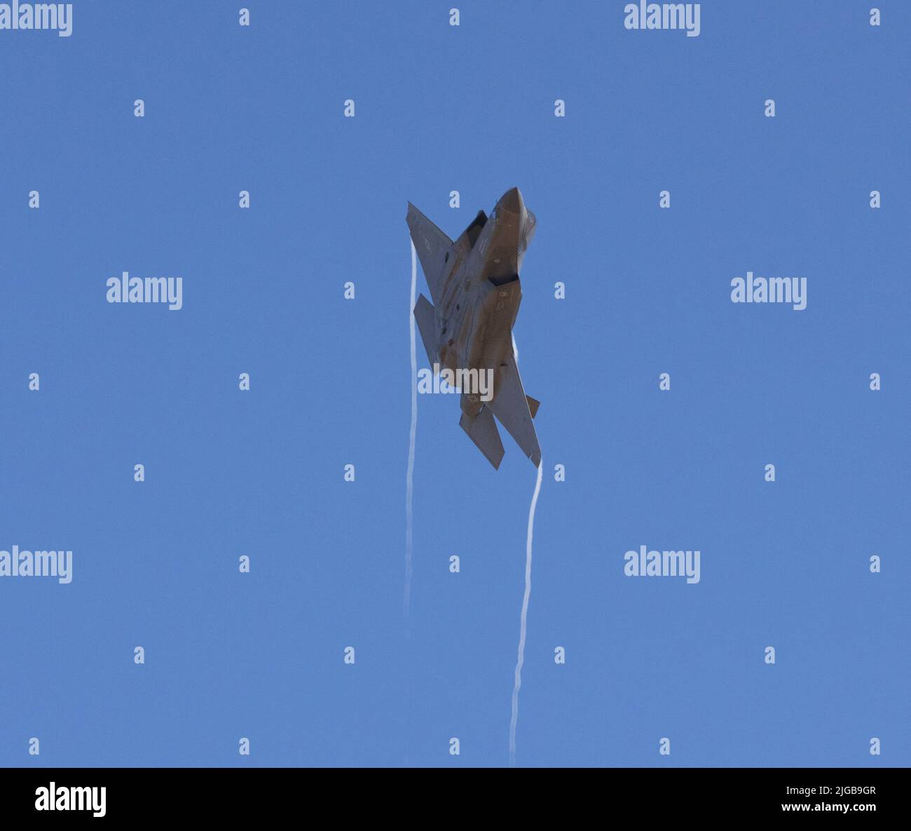 Ein Flugzeug F35, das während der Flugschau auf dem Flugplatz Mather in Rancho Cordova in den Himmel fliegt Stockfoto