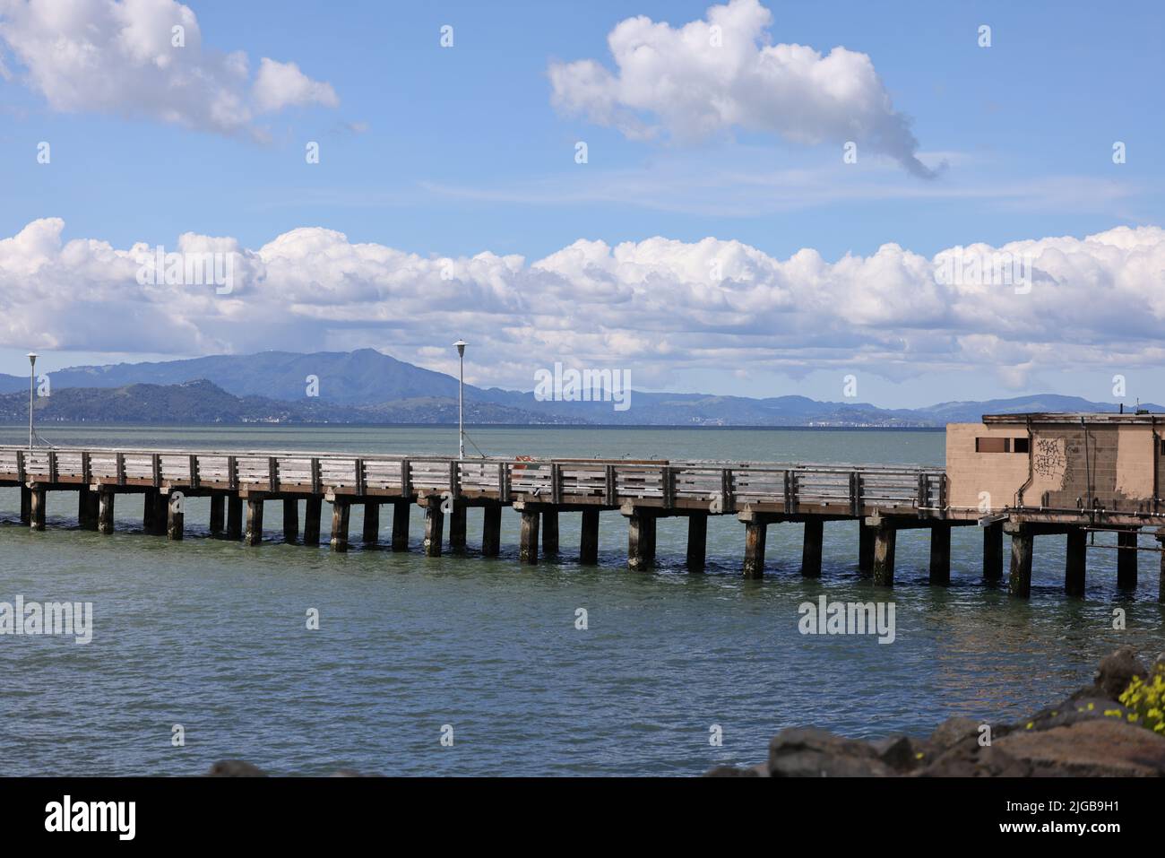 Eine Luftbrücke über dem Meer im Pier in Berkeley Marina Stockfoto