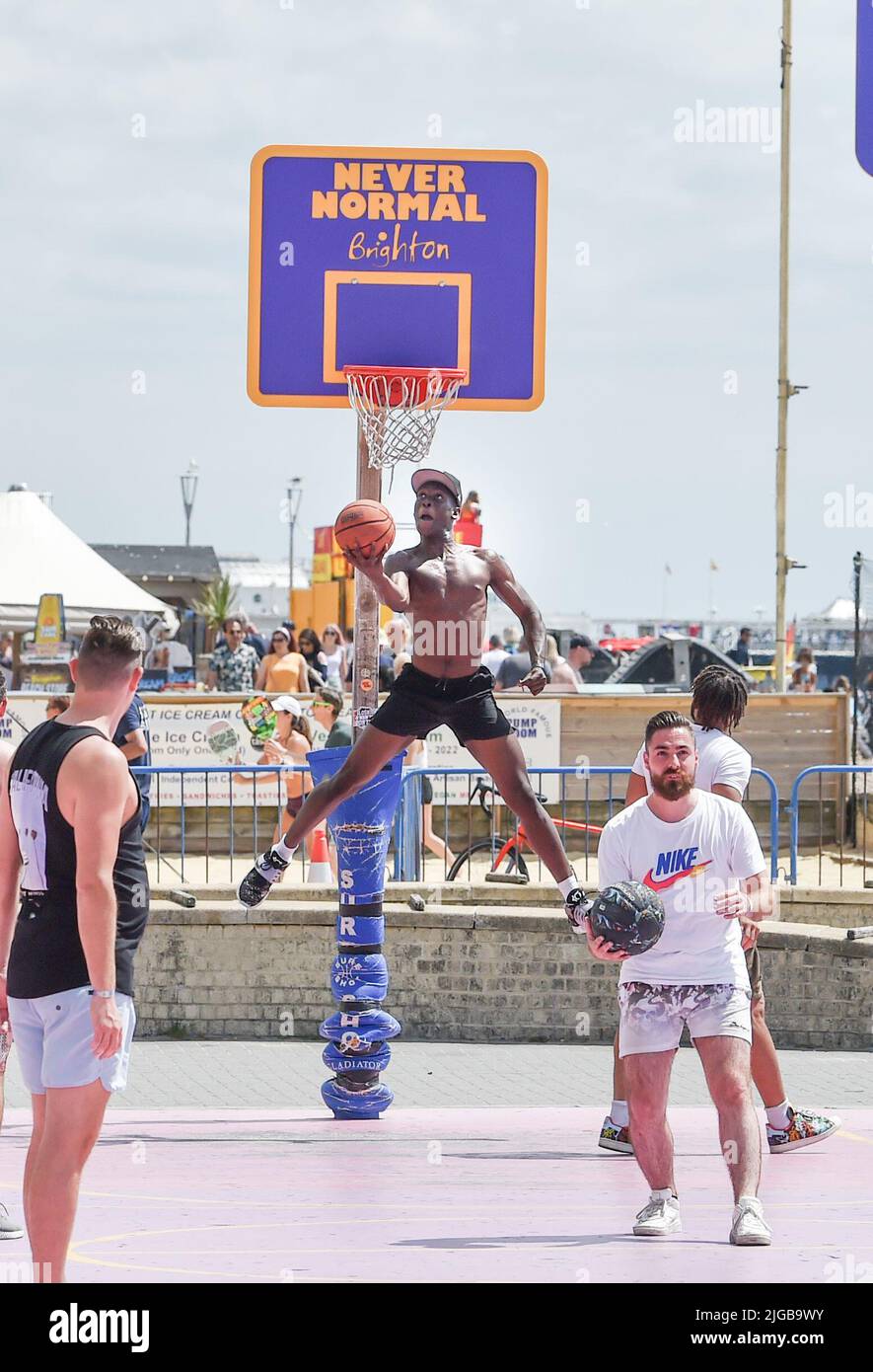 Brighton UK 9. July 2022 - Basketballspieler treten in der heißen Sonne an der Strandpromenade von Brighton in Aktion, da für Teile Großbritanniens in der nächsten Woche eine Hitzewelle prognostiziert wird. : Credit Simon Dack / Alamy Live News Stockfoto