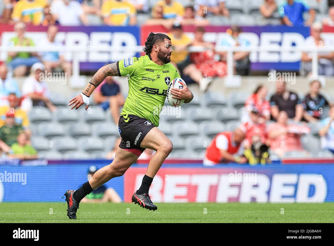 David Fifita #35 von Wakefield Trinity bricht mit dem Ball Stockfoto