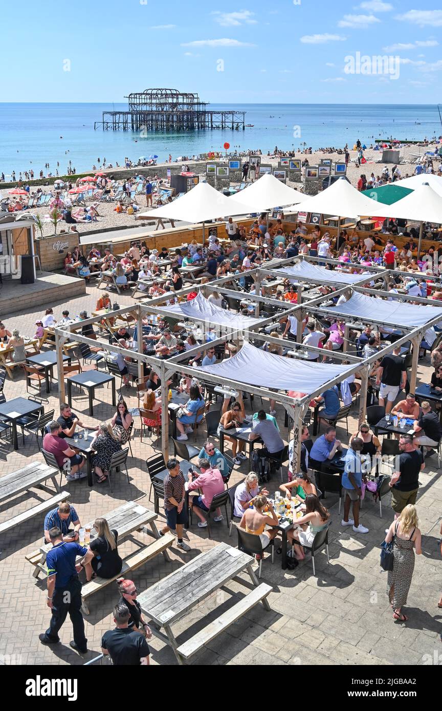 Brighton UK 9. July 2022 - die Bars am Brighton Beach sind voll von schönem, heißem Sonnenschein, da für Teile Großbritanniens in der nächsten Woche eine Hitzewelle prognostiziert wird. : Credit Simon Dack / Alamy Live News Stockfoto