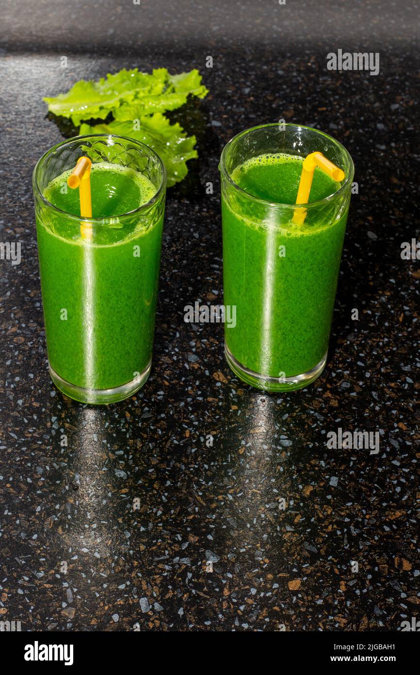 Grünes Getränk aus frischen Kräutern mit Chlorophyll in Gläsern auf ...