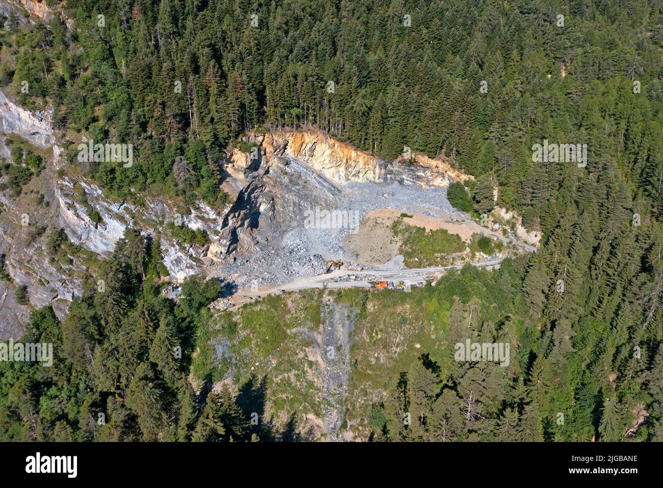 Steinbruch im Wald, Dugny Granitbruch, Leytron, Wallis, Schweiz Stockfoto