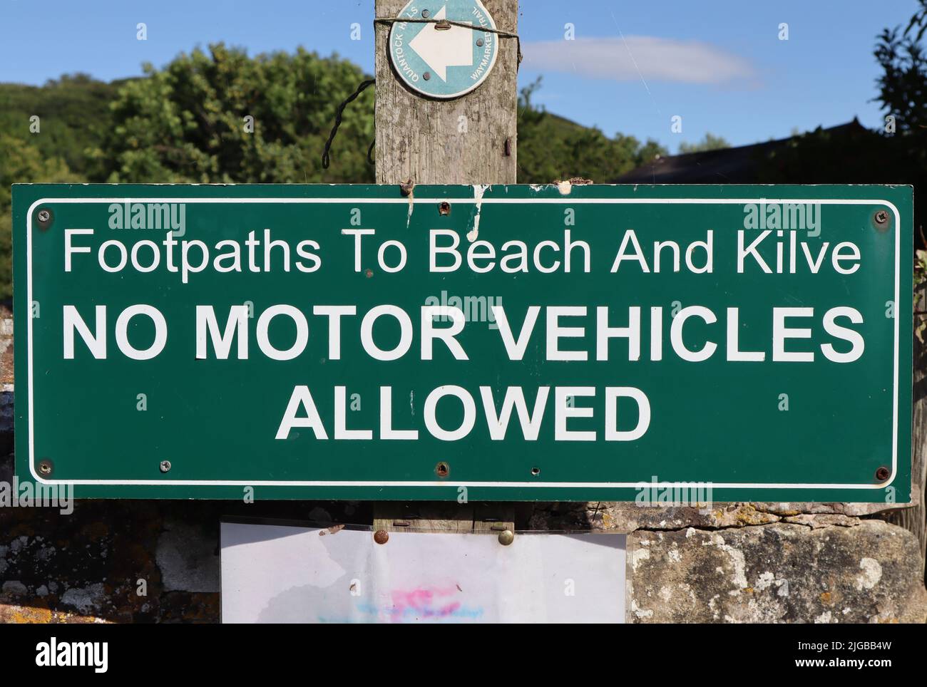 Ein Schild am Anfang des Fußweges zum Kilve Beach in Somerset, das darauf hinweist, dass an diesem Punkt keine Kraftfahrzeuge vorbeifahren müssen Stockfoto