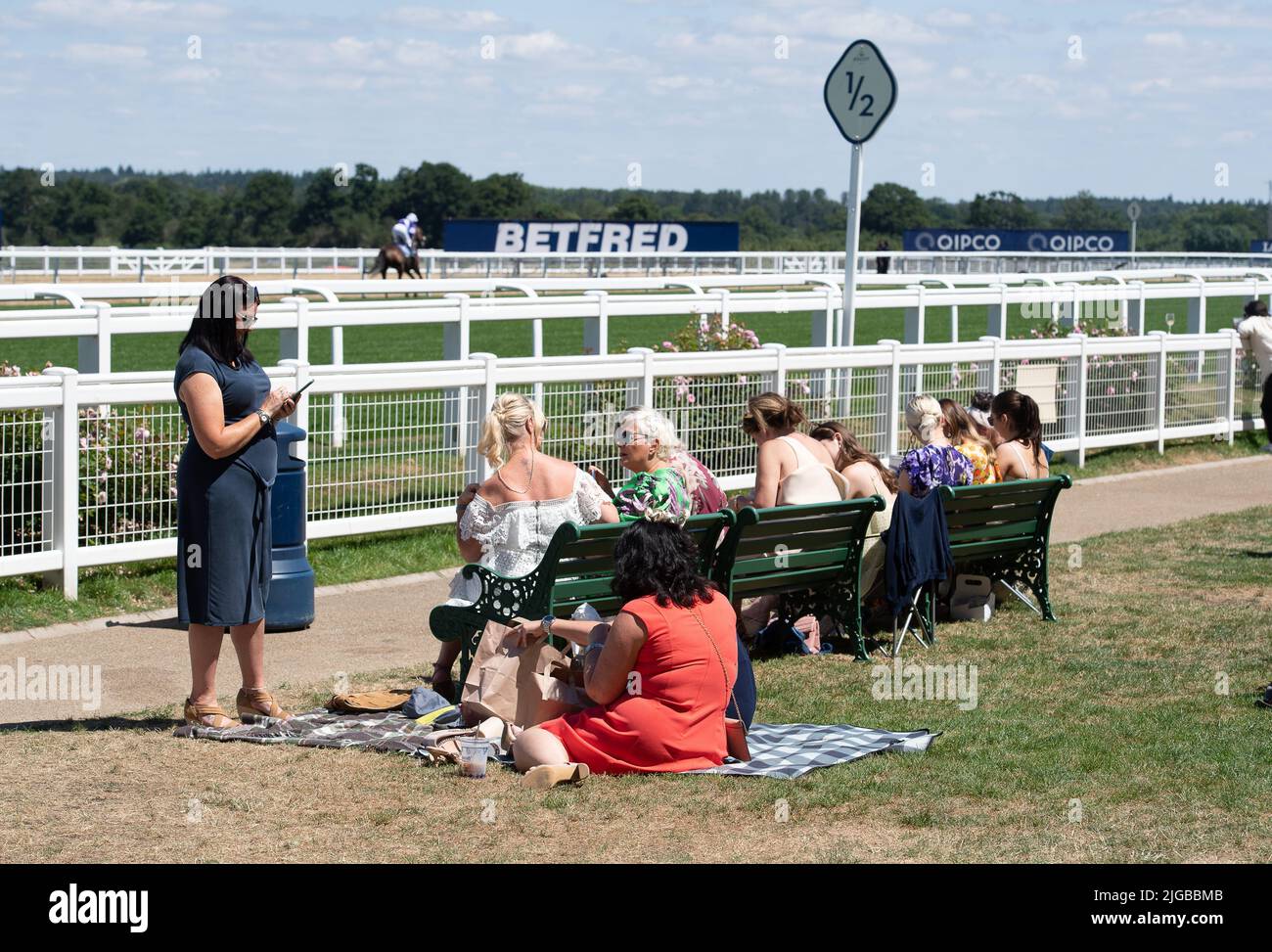 Ascot, Bergen, Großbritannien. 9.. Juli 2022. Heute war es ein heißer Tag bei Ascot Races für den Summer Mile Racing Weekend Family Raceday. Die Temperaturen erreichten 27 Grad und ab Montag nächster Woche gibt es für den Südosten Englands eine Hitzewarnung der Stufe 3, wenn eine Hitzewelle einsetzt. Quelle: Maureen McLean/Alamy Live News Stockfoto