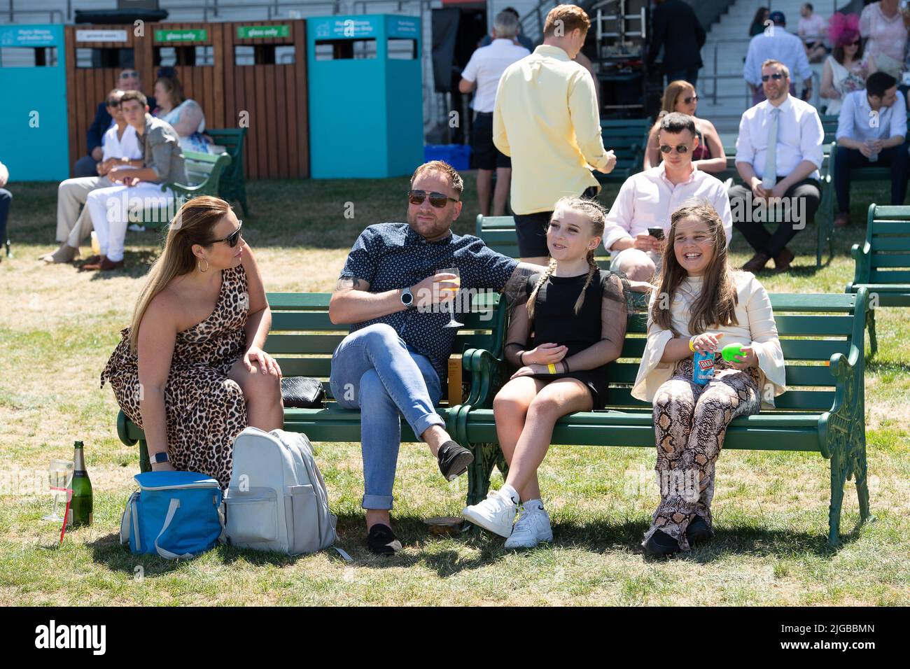 Ascot, Bergen, Großbritannien. 9.. Juli 2022. Heute war es ein heißer Tag bei Ascot Races für den Summer Mile Racing Weekend Family Raceday. Die Temperaturen erreichten 27 Grad und ab Montag nächster Woche gibt es für den Südosten Englands eine Hitzewarnung der Stufe 3, wenn eine Hitzewelle einsetzt. Quelle: Maureen McLean/Alamy Live News Stockfoto