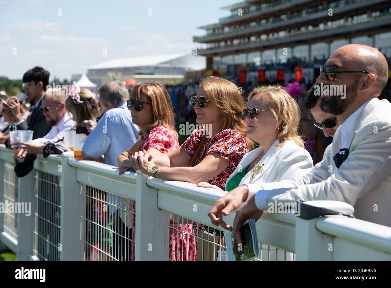 Ascot, Bergen, Großbritannien. 9.. Juli 2022. Heute war es ein heißer Tag bei Ascot Races für den Summer Mile Racing Weekend Family Raceday. Die Temperaturen erreichten 27 Grad und ab Montag nächster Woche gibt es für den Südosten Englands eine Hitzewarnung der Stufe 3, wenn eine Hitzewelle einsetzt. Quelle: Maureen McLean/Alamy Live News Stockfoto