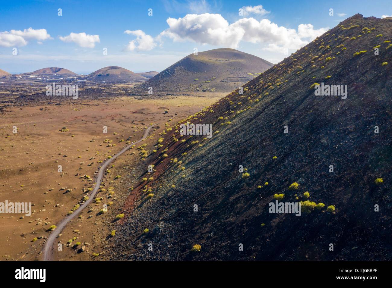 Luftaufnahme des Wanderweges durch die vulkanische Landschaft von lanzarote Stockfoto