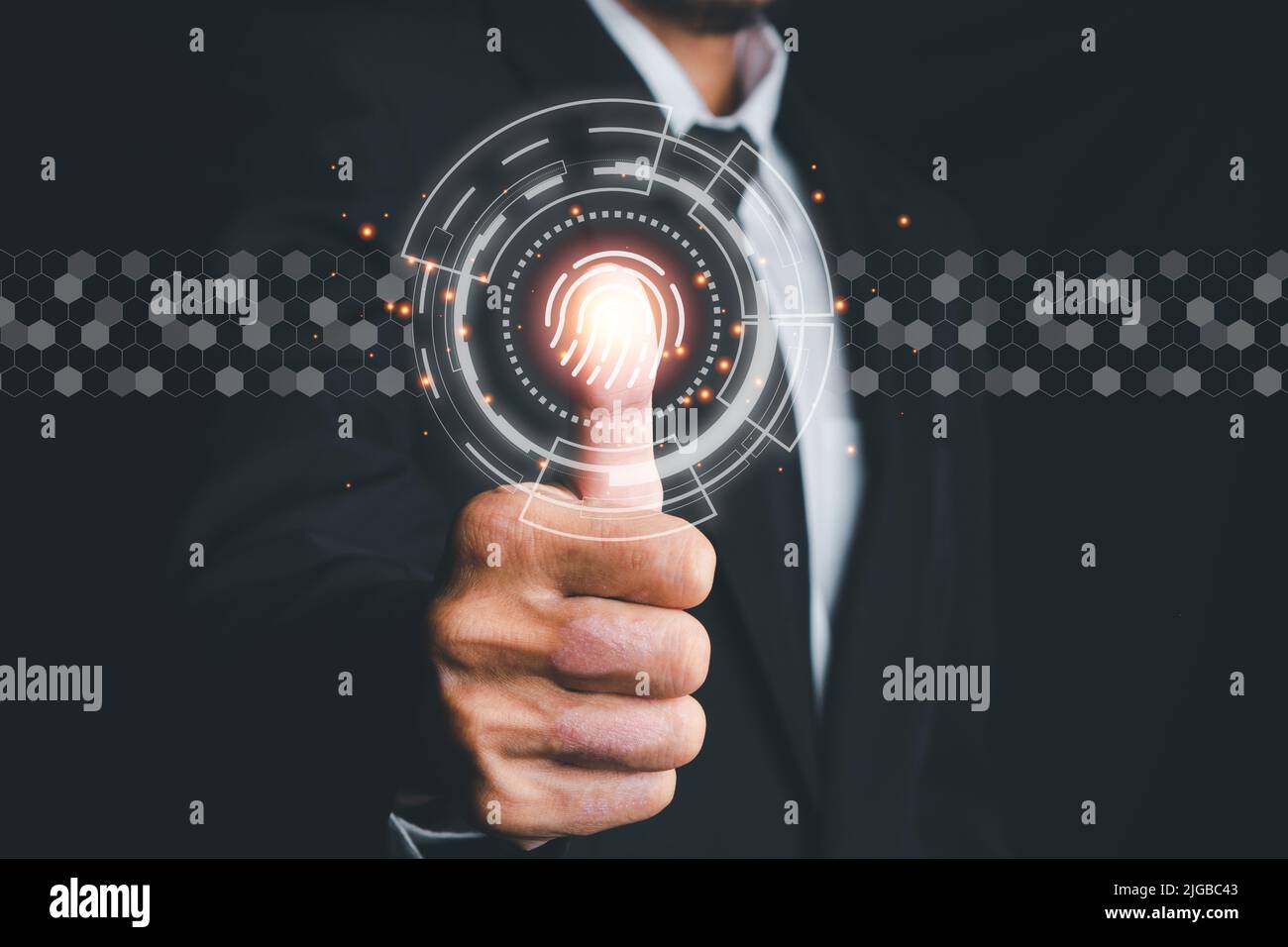 Businessman Hand mit Fingerabdruck-Identifizierung für den Zugriff auf persönliche Finanzdaten, Fingerabdruck-Scan bietet Sicherheitszugriff mit biometrischen Identifizierungen Stockfoto