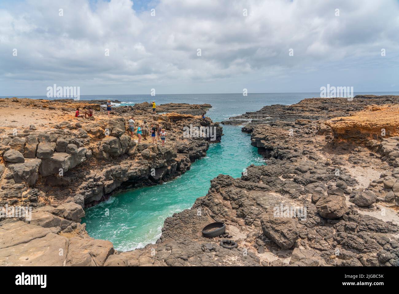 INSEL SAL, KAP VERDE - JUNI 22,2022: Buracona - das Blaue Auge von Cabo Verde, Menschen auf den Felsen Stockfoto