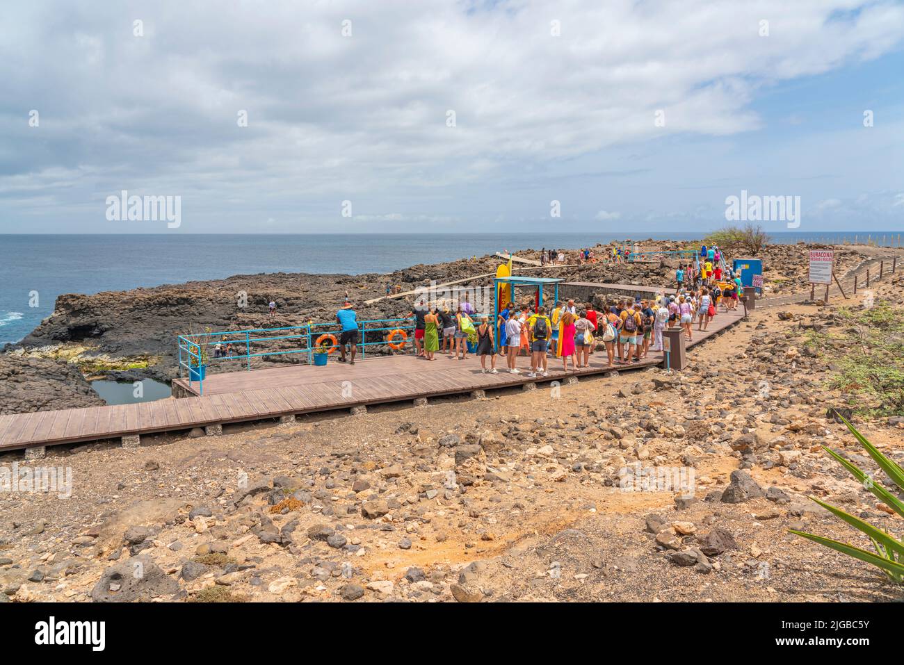 INSEL SAL, KAP VERDE - 22,2022. JUNI: Buracona - das Blaue Auge von Cabo Verde, Menschen am Wanderweg Stockfoto