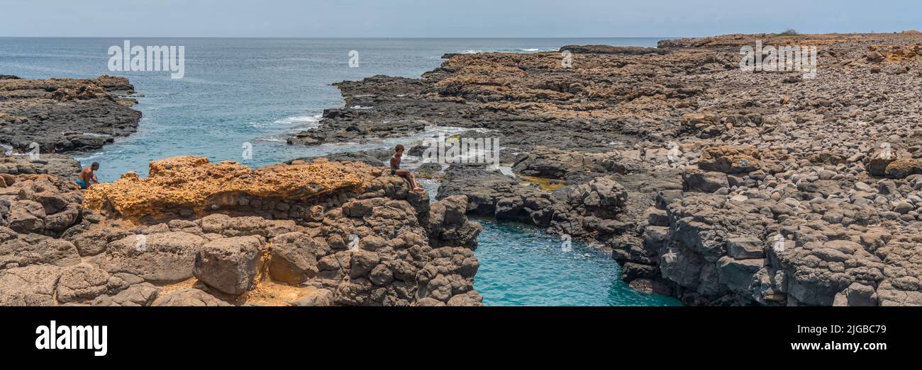 INSEL SAL, KAP VERDE - JUNI 22,2022: Buracona - das Blaue Auge von Cabo Verde, ein Junge an den Felsen Stockfoto