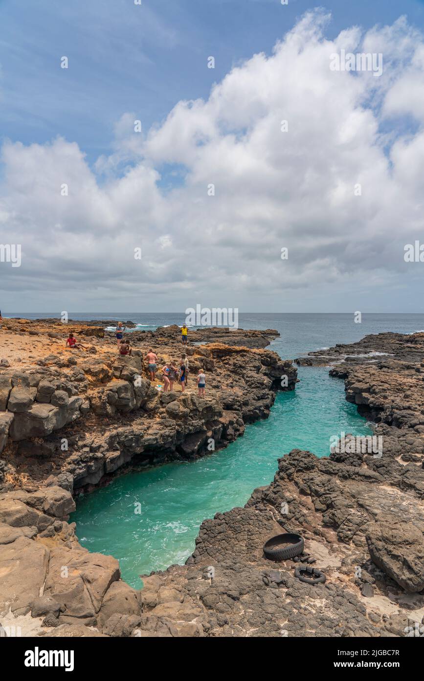 INSEL SAL, KAP VERDE - JUNI 22,2022: Buracona - das Blaue Auge von Cabo Verde, Menschen auf den Felsen Stockfoto