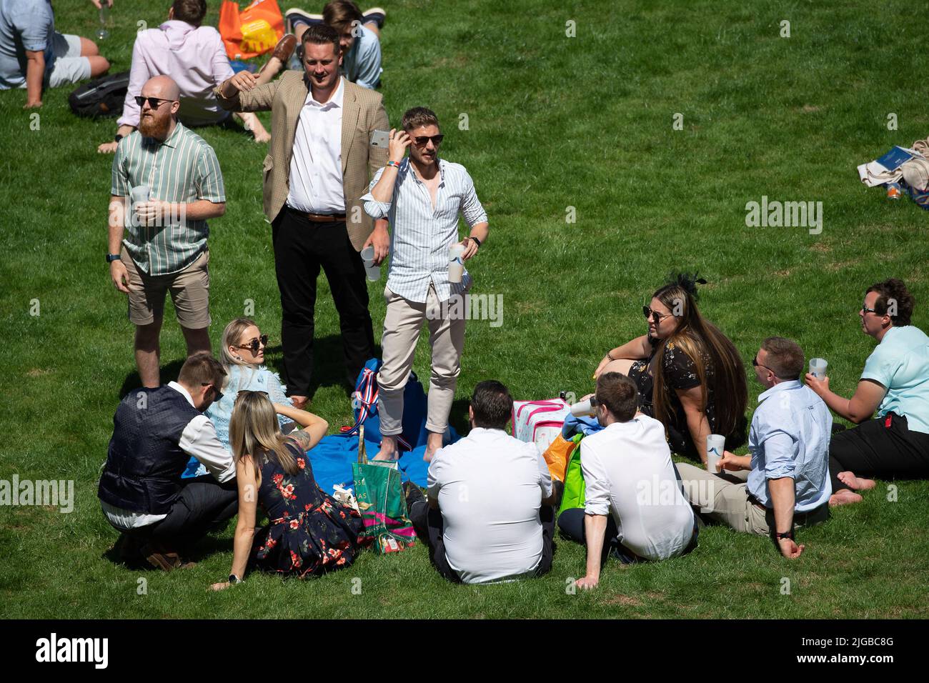 Ascot, Bergen, Großbritannien. 9.. Juli 2022. Heute war es ein heißer Tag bei Ascot Races für den Summer Mile Racing Weekend Family Raceday. Die Temperaturen erreichten 27 Grad und ab Montag nächster Woche gibt es für den Südosten Englands eine Hitzewarnung der Stufe 3, wenn eine Hitzewelle einsetzt. Quelle: Maureen McLean/Alamy Live News Stockfoto