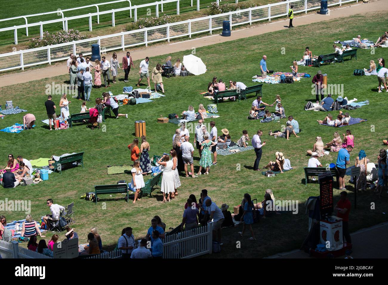 Ascot, Bergen, Großbritannien. 9.. Juli 2022. Heute war es ein heißer Tag bei Ascot Races für den Summer Mile Racing Weekend Family Raceday. Die Temperaturen erreichten 27 Grad und ab Montag nächster Woche gibt es für den Südosten Englands eine Hitzewarnung der Stufe 3, wenn eine Hitzewelle einsetzt. Quelle: Maureen McLean/Alamy Live News Stockfoto