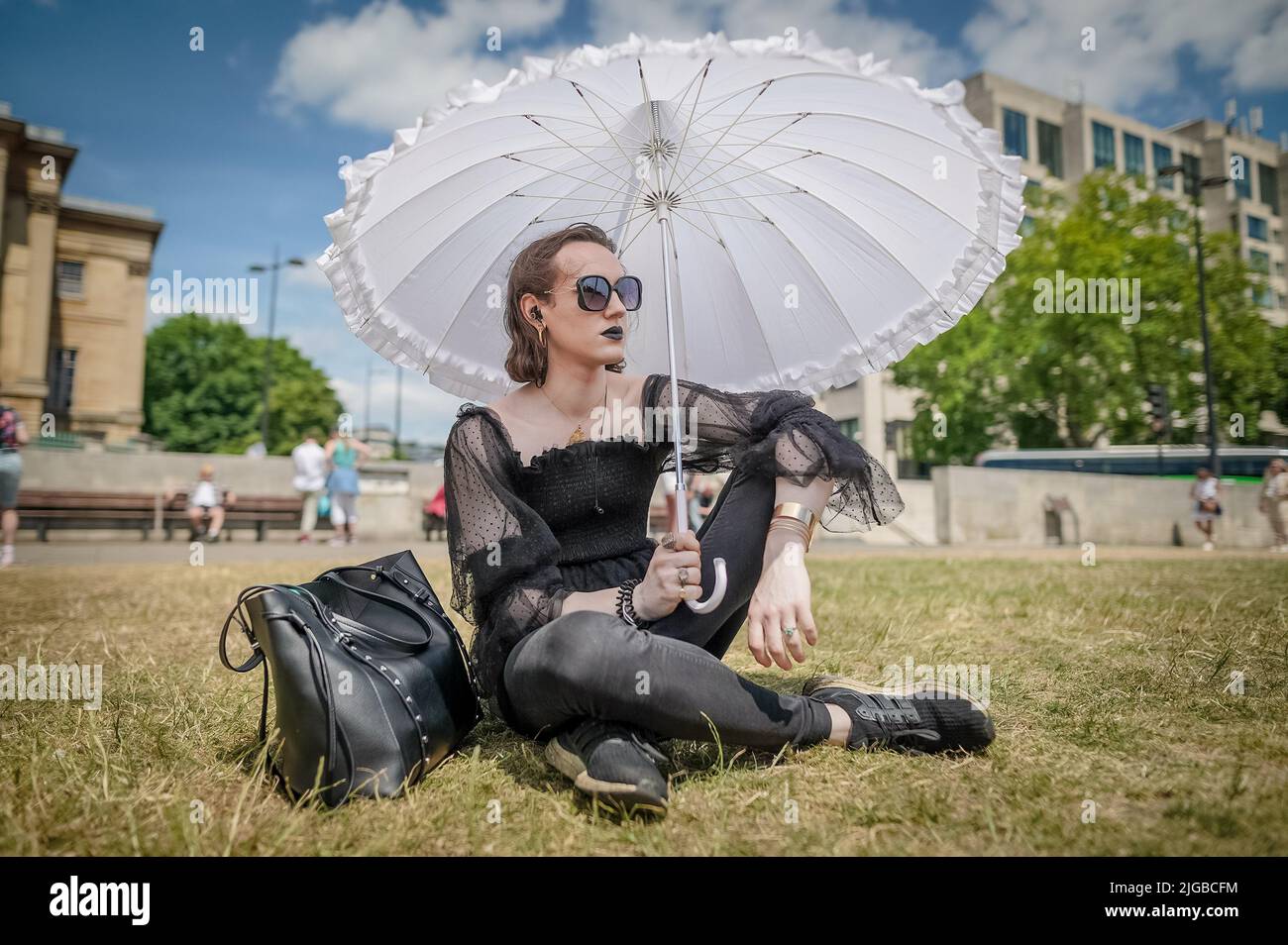 London, Großbritannien. 9.. Juli 2022. Hunderte von Trans+ Pride-Aktivisten kehren zum vierten Mal auf die Straße zurück, um gegen Transphobie und archaische Gesetze zu protestieren. Kredit: Guy Corbishley/Alamy Live Nachrichten Stockfoto