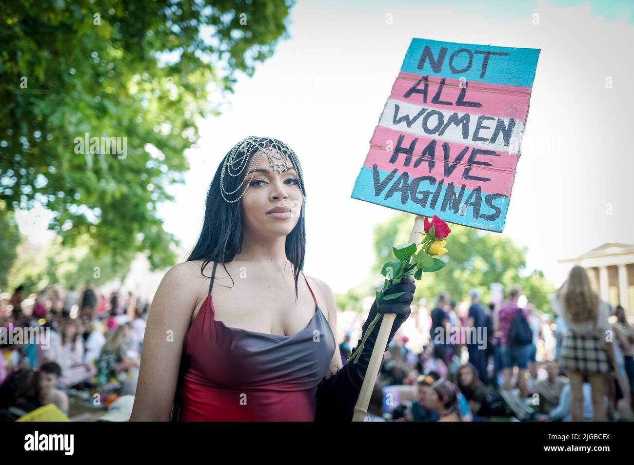 London, Großbritannien. 9.. Juli 2022. Hunderte von Trans+ Pride-Aktivisten kehren zum vierten Mal auf die Straße zurück, um gegen Transphobie und archaische Gesetze zu protestieren. Kredit: Guy Corbishley/Alamy Live Nachrichten Stockfoto
