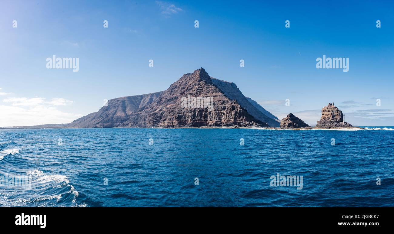 Blick auf die Küste und den Berg von lanzarote von einem Schiff aus Stockfoto