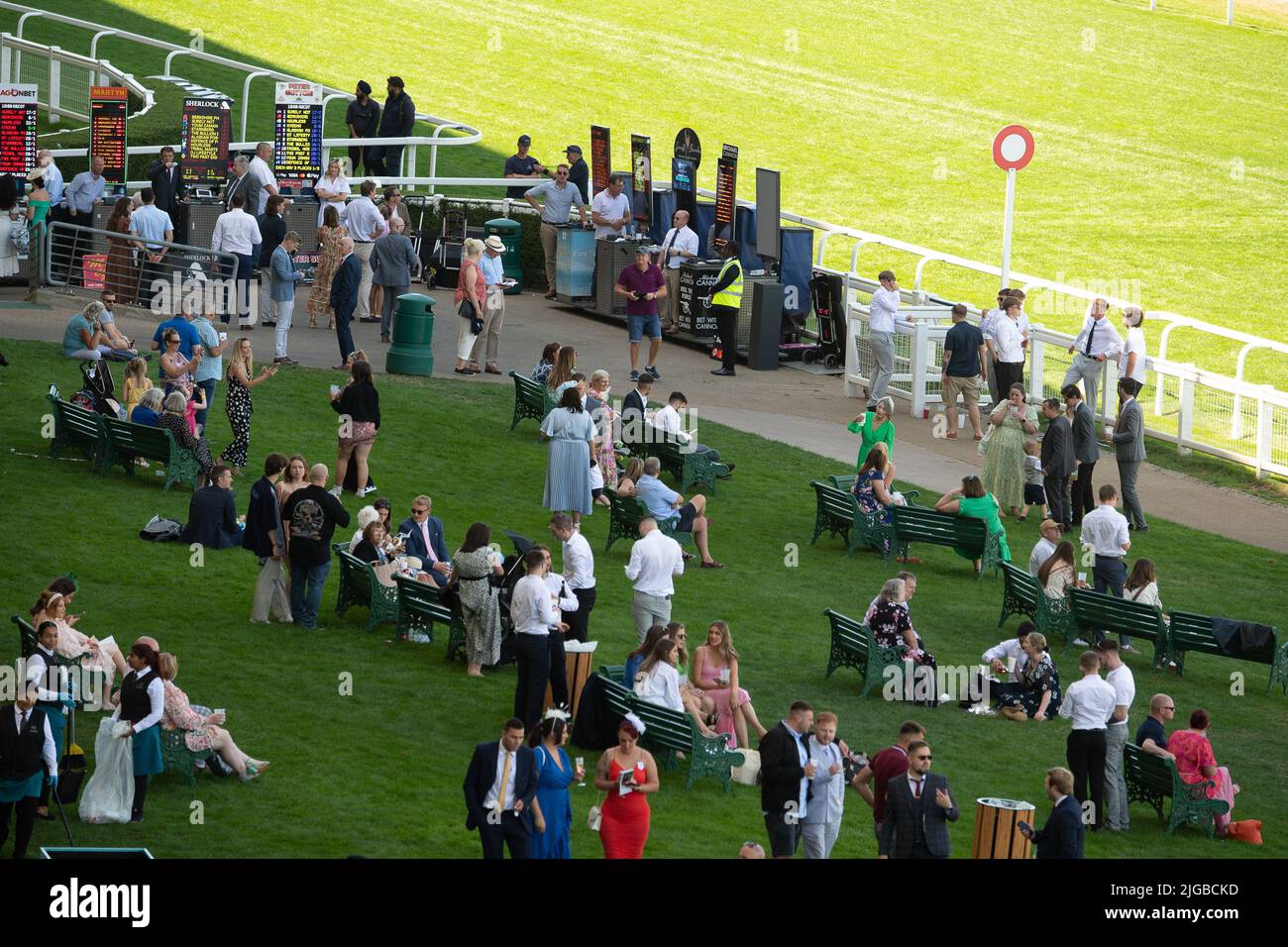 Ascot, Bergen, Großbritannien. 9.. Juli 2022. Heute war es ein heißer Tag bei Ascot Races für den Summer Mile Racing Weekend Family Raceday. Die Temperaturen erreichten 27 Grad und ab Montag nächster Woche gibt es für den Südosten Englands eine Hitzewarnung der Stufe 3, wenn eine Hitzewelle einsetzt. Quelle: Maureen McLean/Alamy Live News Stockfoto