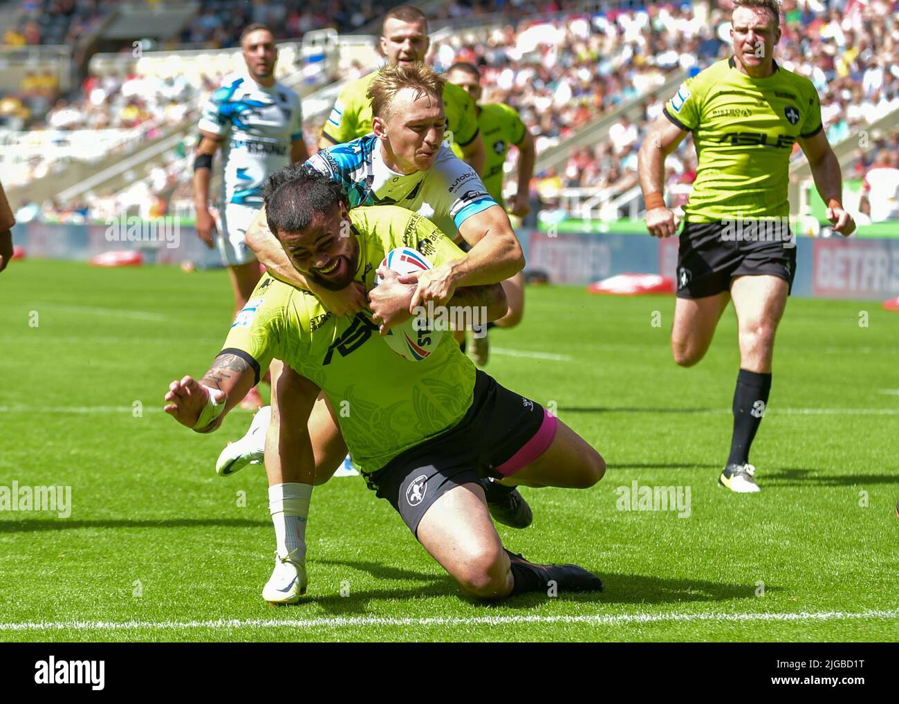 Newcastle, Großbritannien. 9.. Juli 2022. David Fifita von Wakefield Trinity versucht es beim Magic Weekend 2022, Wakefield V Toulouse im St James Park, Newcastle Credit: Craig Cresswell/Alamy Live News Stockfoto