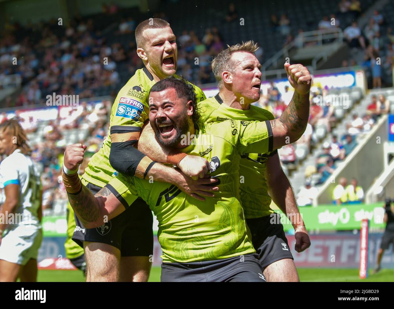 Newcastle, Großbritannien. 9.. Juli 2022. David Fifita von Wakefield Trinity versucht es und feiert das Magic Weekend 2022, Wakefield V Toulouse im St James Park, Newcastle Credit: Craig Cresswell/Alamy Live News Stockfoto