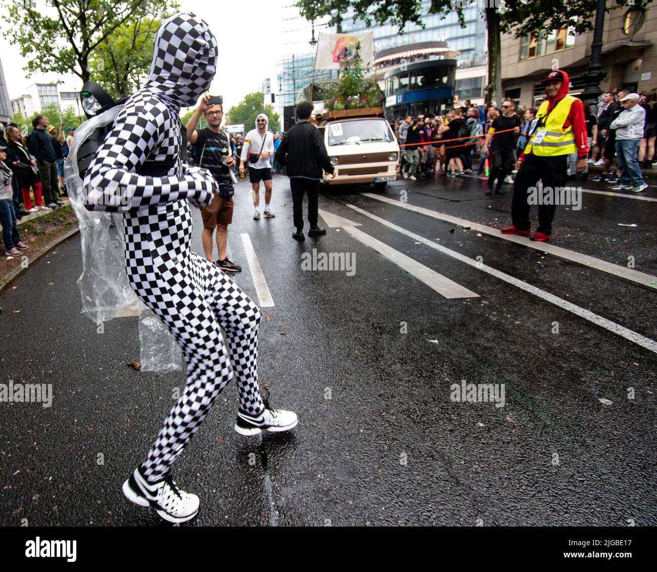 09. Juli 2022, Berlin: Bei der 'Rave the Planet Parade' gab es auch eine Tanzatmosphäre am Straßenrand. Loveparade-Gründer Dr. Motte hat am Samstag auf dem Berliner Kurfürstendamm sein neues Techno-Spektakel „Rave the Planet Parade“ vorgestellt. Foto: Paul Zinken/dpa Stockfoto