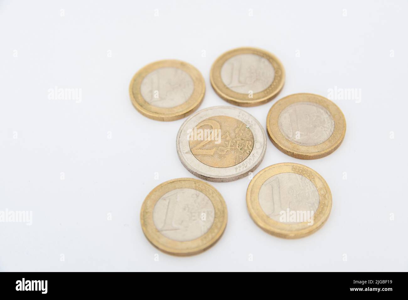 Euro-Münzen auf weißem Hintergrund Stockfoto