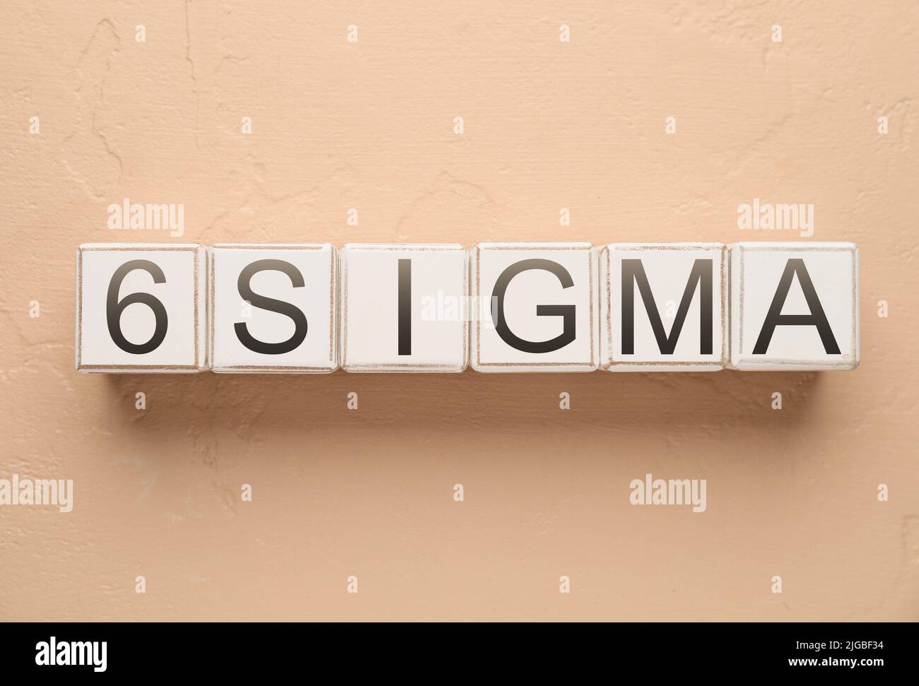 Würfel mit Text 6 SIGMA auf farbigem Hintergrund Stockfoto
