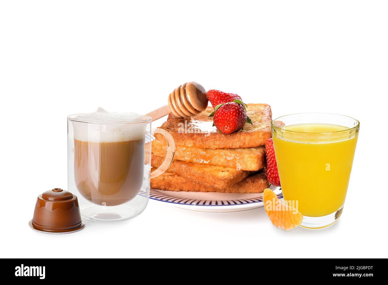 Leckeres Frühstück mit süßem französischem Toast, einer Tasse Kaffee und einem Glas Mandarinensaft auf weißem Hintergrund Stockfoto