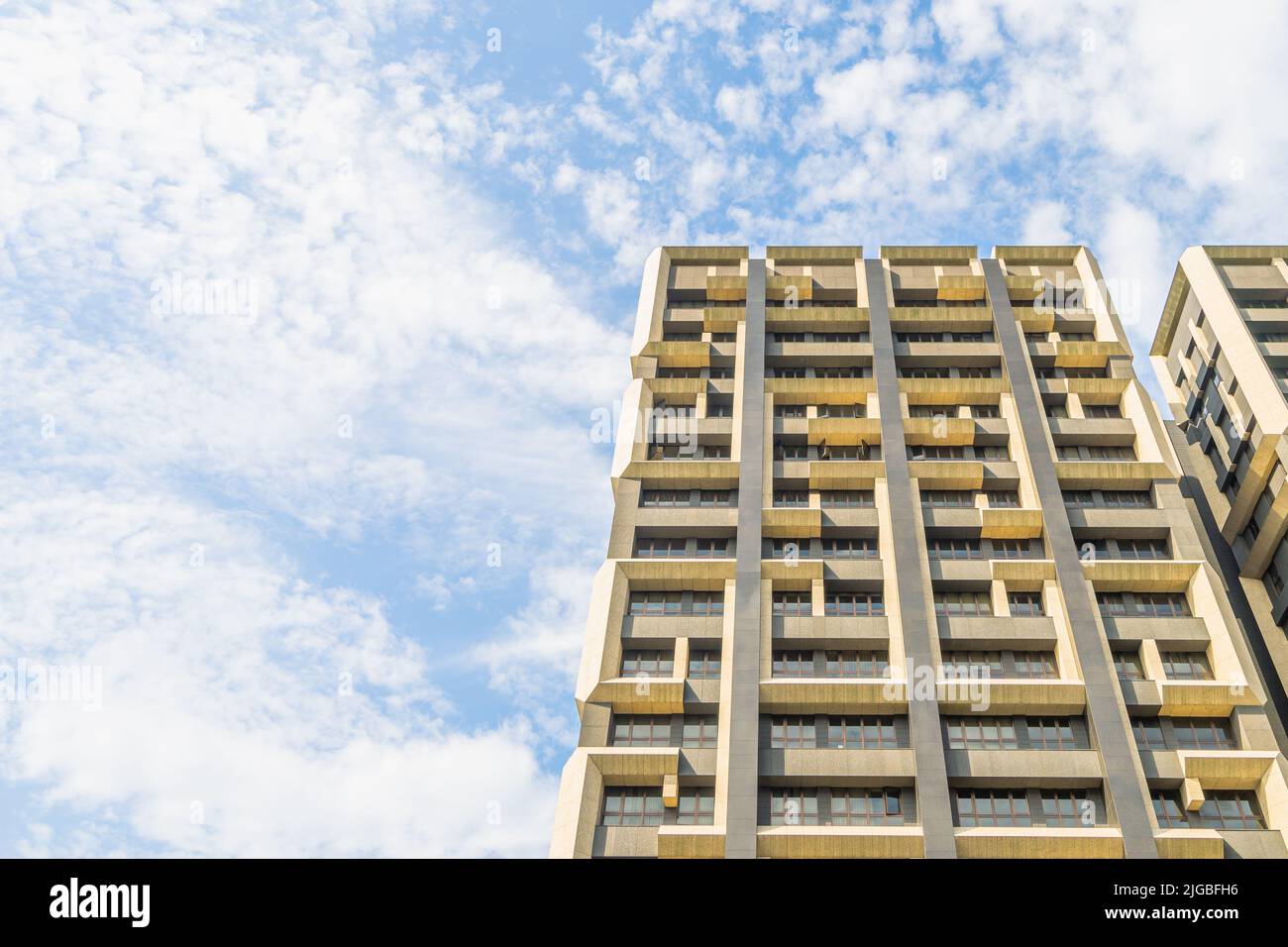 Riesiges Gebäude um die Songjiang Straße, die in der Nähe des Xiangtian Tempels im Zhongshan Bezirk in Taipei City, Taiwan, liegt Stockfoto