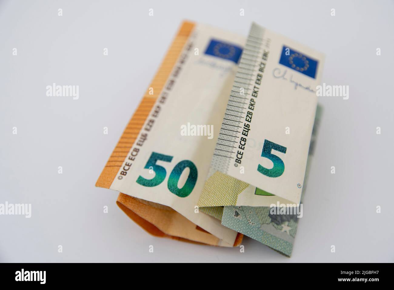 Nahaufnahme von Euro-Scheinen auf weißem Hintergrund Stockfoto