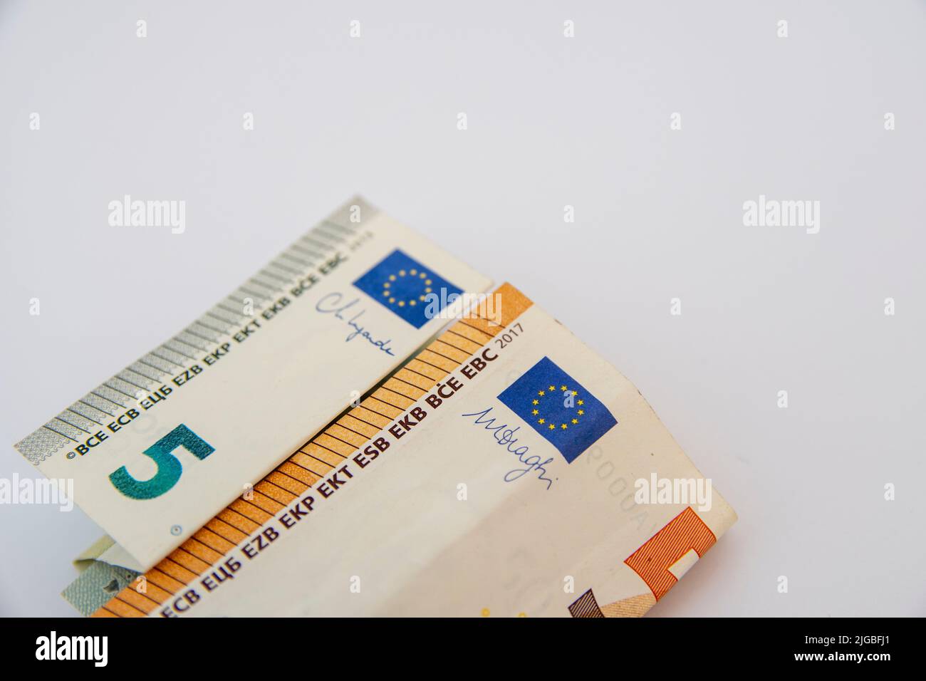 Nahaufnahme von Euro-Scheinen auf weißem Hintergrund Stockfoto