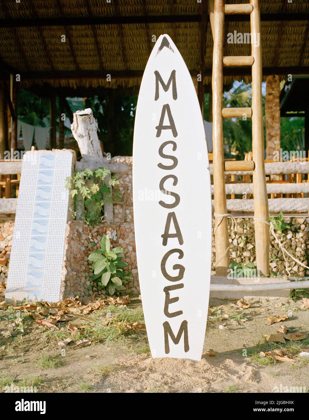 Ein Surfbrett-Schild für Massagen. Hauptstrand: Jericoacoara, Ceará, Brasilien. Geschrieben auf portugiesisch. Stockfoto