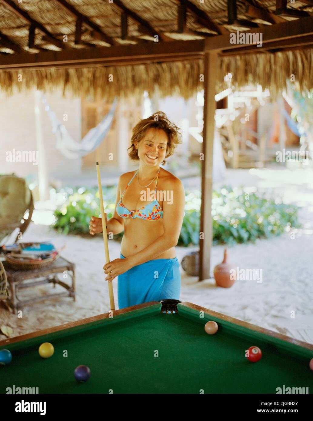 Ein brasilianischer Gast im Hotel Vila Kalango spielt am Nachmittag einen Pool. Jericoacoara, Ceará, Brasilien. Südamerika. Stockfoto