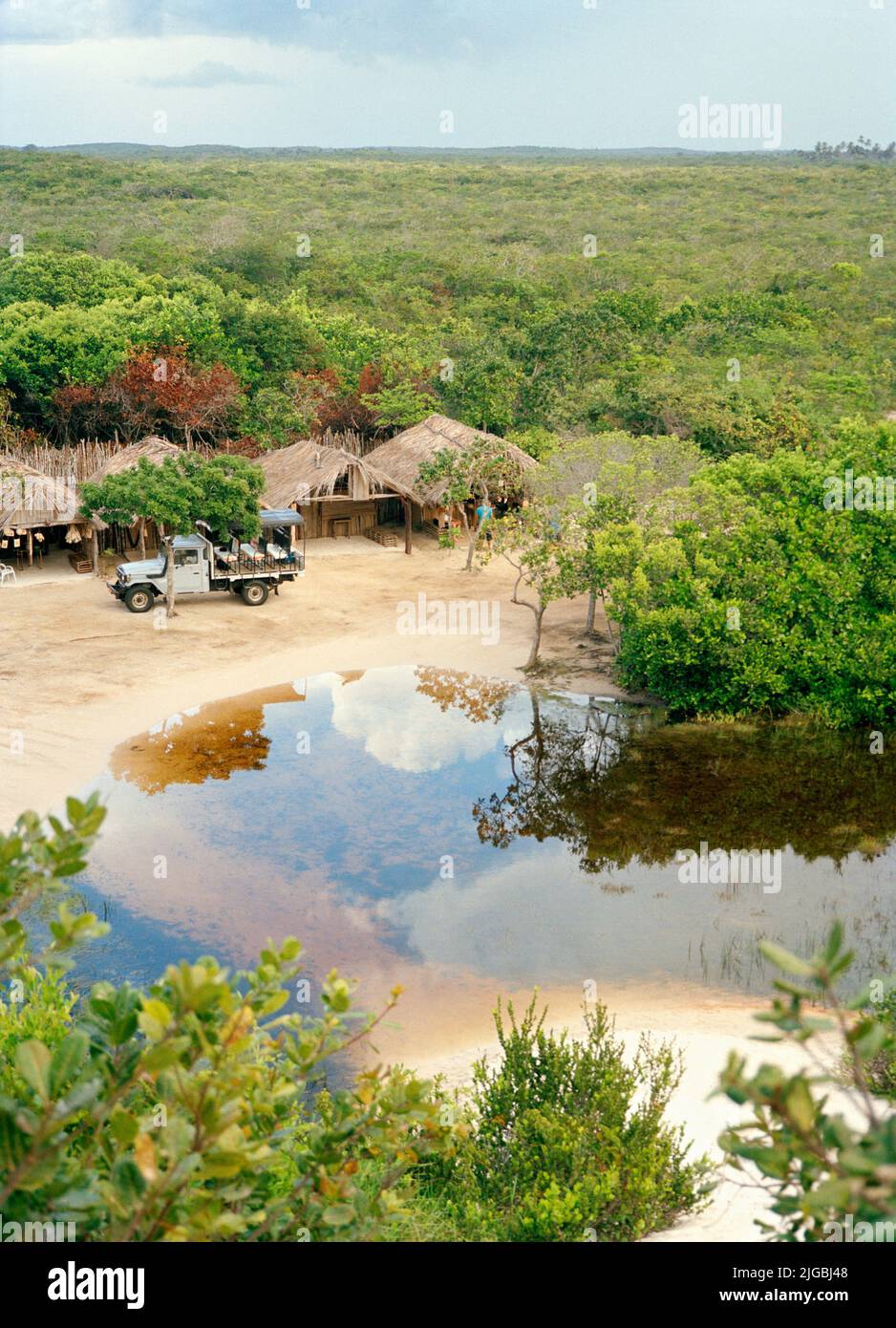 Ein Sandparkplatz am Rande des Lencois Maranhenses Nationalparks. Barreirinhas, Maranhao, Brasilien, Südamerika. Stockfoto