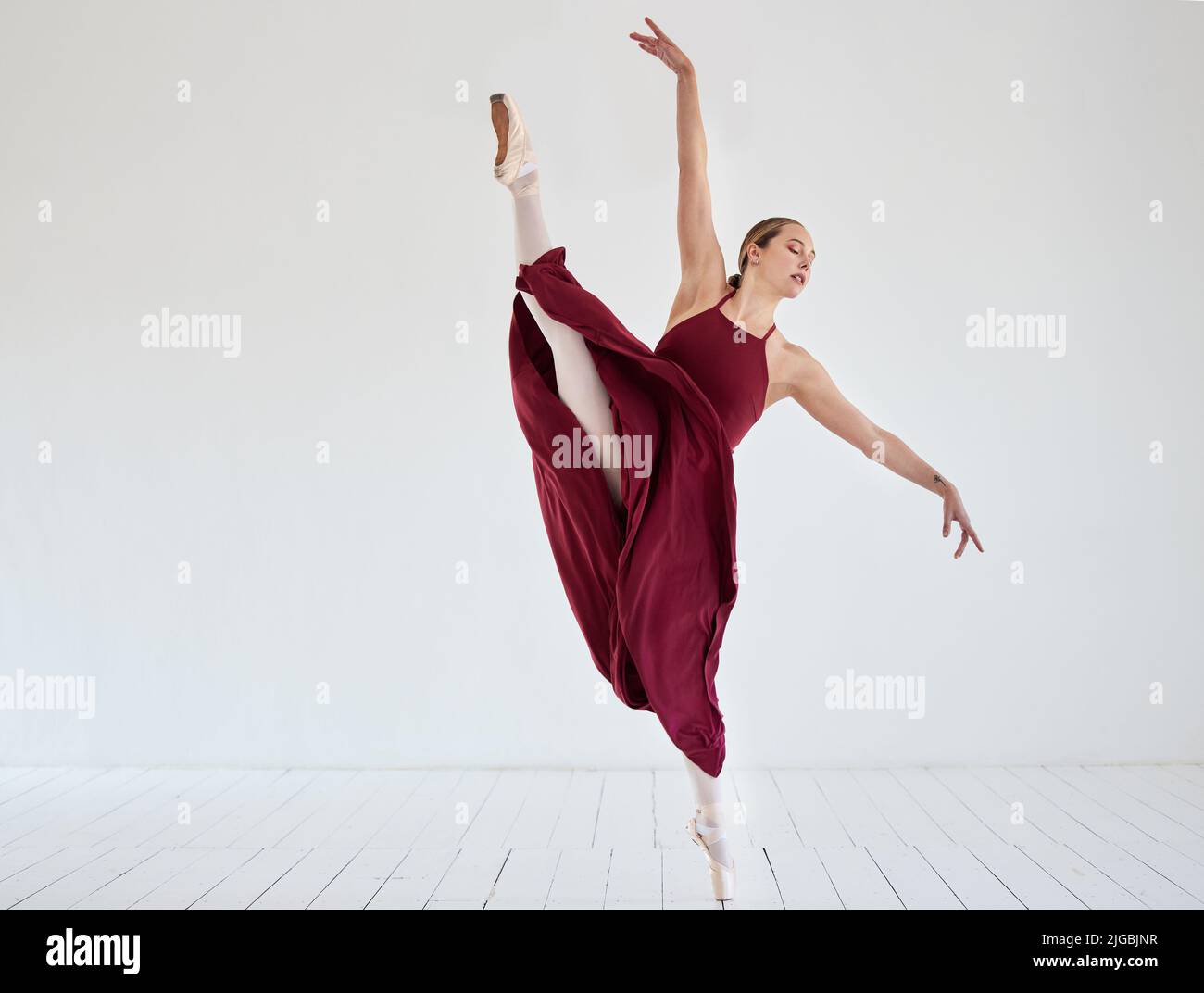 Ihren Tanz zu sehen bedeutet, an Magie zu glauben. Eine junge Frau, die in einem Ballettstudio tanzt. Stockfoto