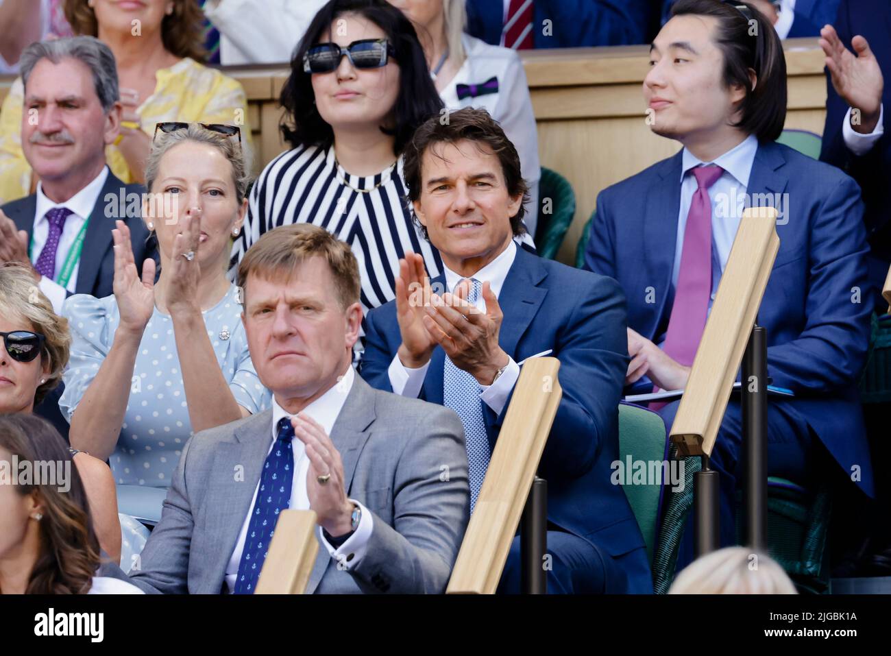 London, Großbritannien. 09.. Juli 2022. Tennis: Grand Slam/WTA Tour - Wimbledon, Singles, Frauen, Finale, Rybakina (Kasachstan) - Jabeur (Tunesien): Schauspieler Tom Cruise (M) in der Royal Box im All England Lawn Tennis and Croquet Club. Quelle: Frank Molter/dpa/Alamy Live News Stockfoto